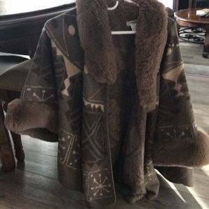 Cape with faux fur